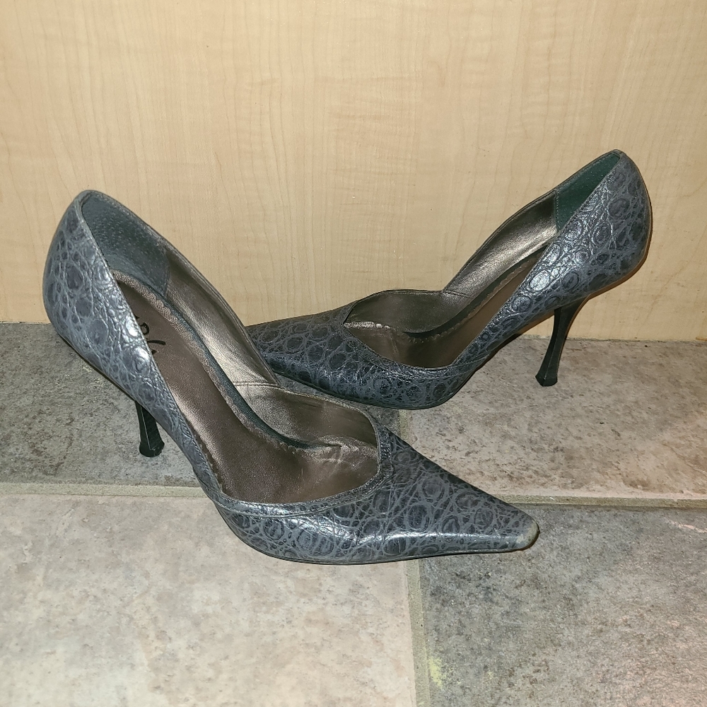 7.5 BCBG Paris smokey blue snake skin pumps, vintage early 2000s city/work style